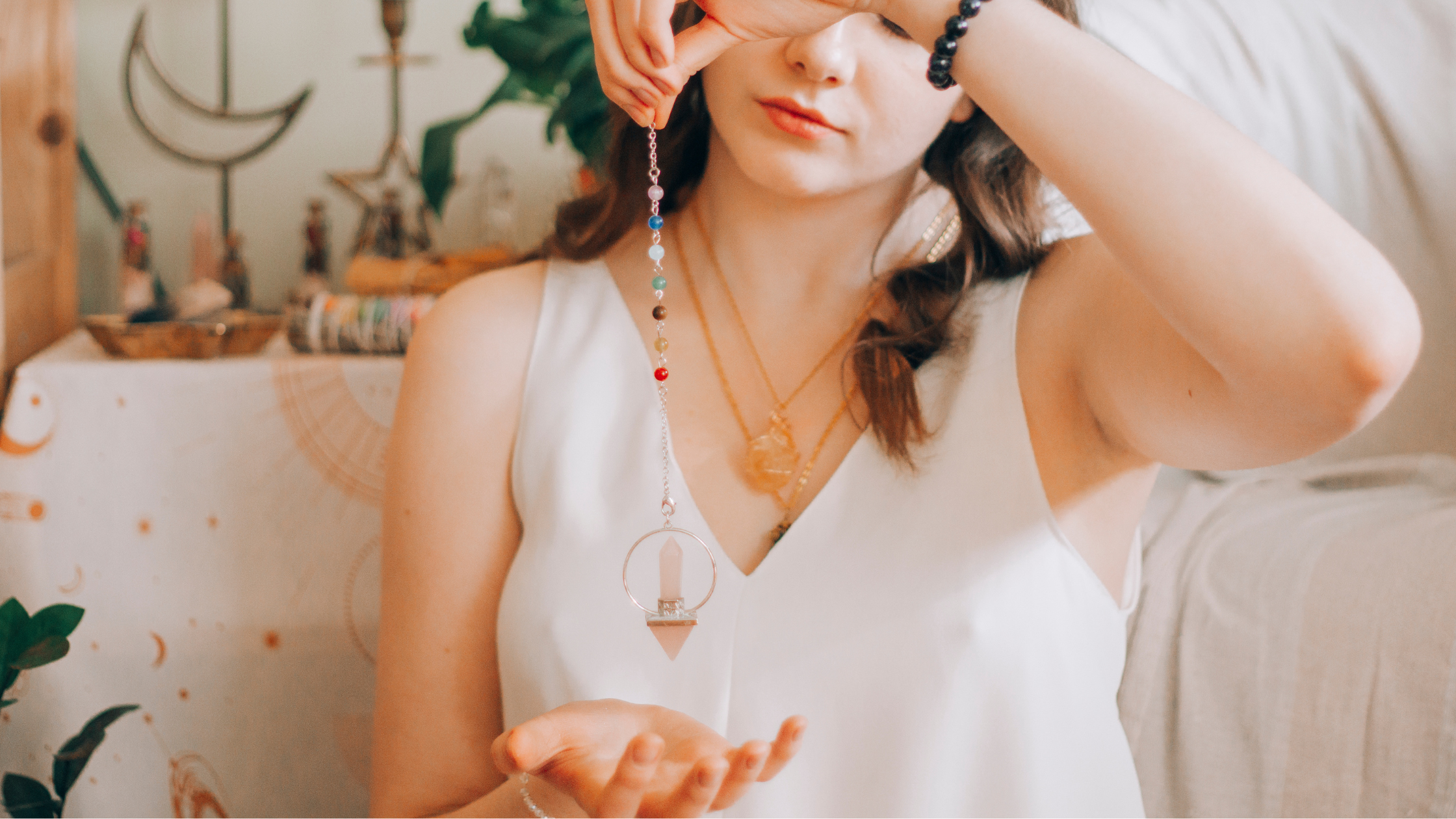 Cómo usar joyas energéticas en tu día a día: Consejos para integrar anillos, collares o pulseras con piedras energéticas en tu rutina diaria